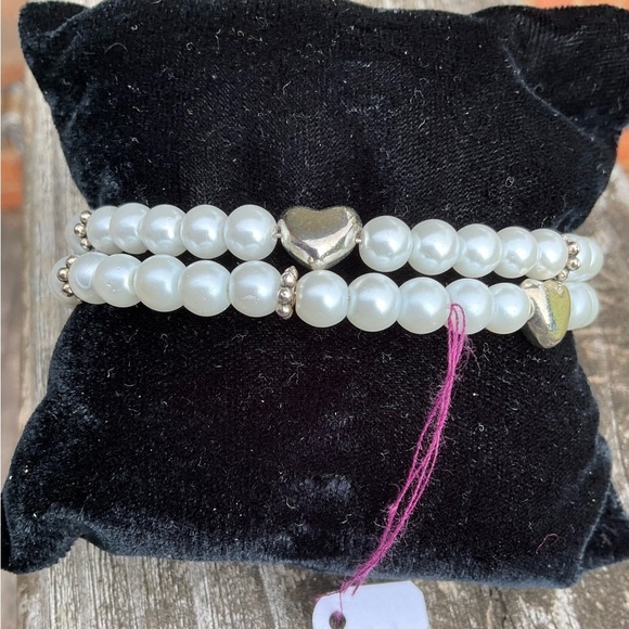 Hand Crafted Elegant White Pearl Memory Wire Bracelet with Silver Hearts Accents - Picture 4 of 7